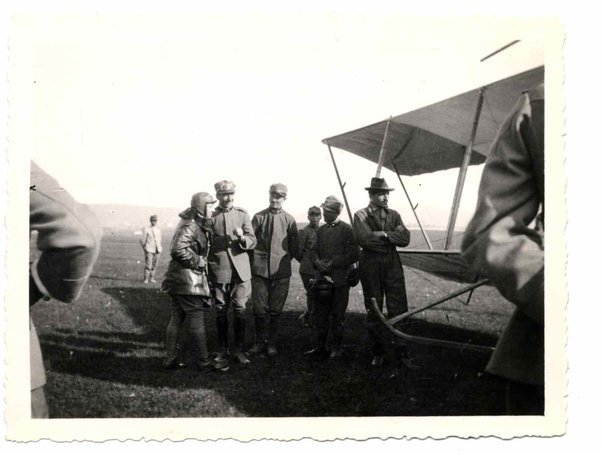 Cinque fotografie diverse di Gabriele D'Annunzio in divisa con alcuni legionari e con aereo M.F. 534