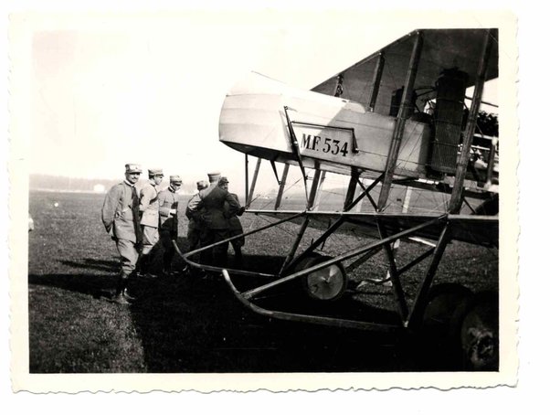 Cinque fotografie diverse di Gabriele D'Annunzio in divisa con alcuni legionari e con aereo M.F. 534