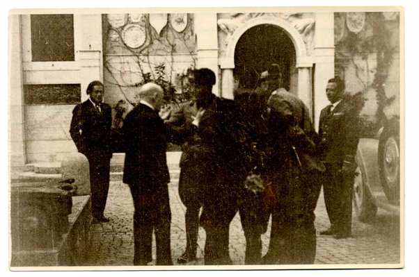 Fotografia di Gabriele D'Annunzio mentre parla a Benito Mussolini ed altre persone