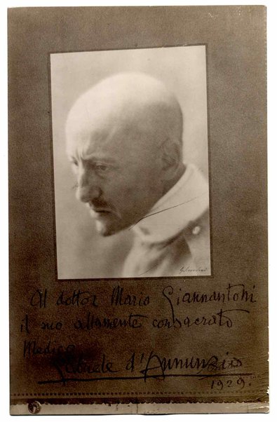 Cartolina postale illustrata con fotografia di Gabriele D'Annunzio e dedica