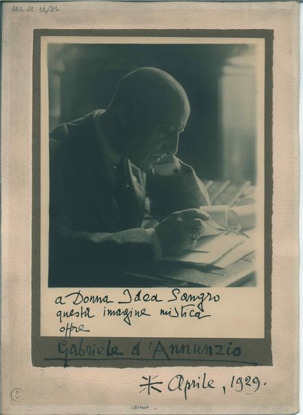 Fotografia di Gabriele D'Annunzio al suo tavolo di lavoro