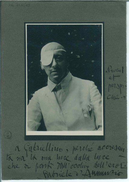 Fotografia di Gabriele D'Annunzio con occhio bendato