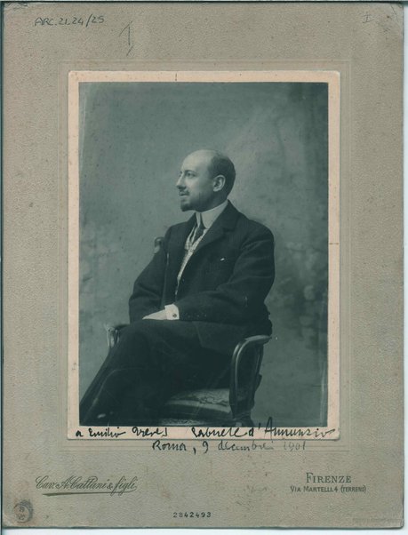 Fotografia di Gabriele D'Annunzio seduto