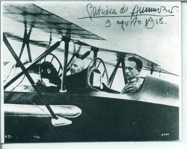 Fotografia di Gabriele D'Annunzio con un altro aviatore su aereo