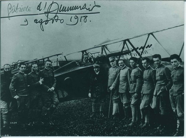 Fotografia di Gabriele D'Annunzio con altri aviatori