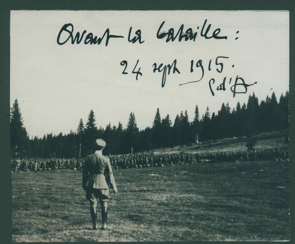 Fotografia di Gabriele D'Annunzio in divisa sul campo di battaglia