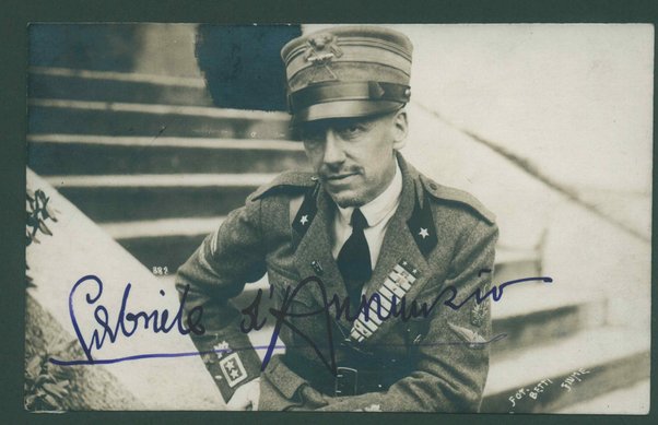 Cartolina postale con fotografia di Gabriele D'Annunzio in divisa militare