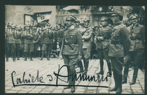 Cartolina postale con fotografia di D'Annunzio in divisa mentre parla ai legionari