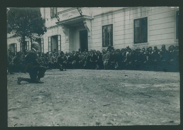 Fotografia di Gabriele D'Annunzio inginocchiato durante il giuramento della Guardia Nazionale