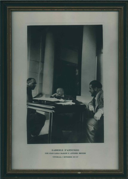 Fotografia di Gabriele D'Annunzio, Antonio Bruers e Gian Carlo Maroni