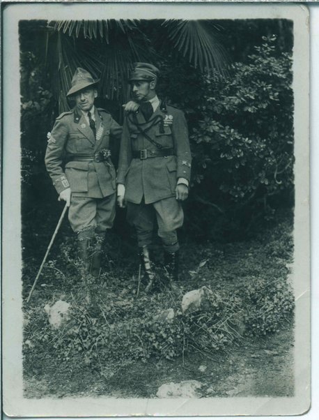 Fotografia di Gabriele D'Annunzio e Rossi Elia Passavanti in divisa militare