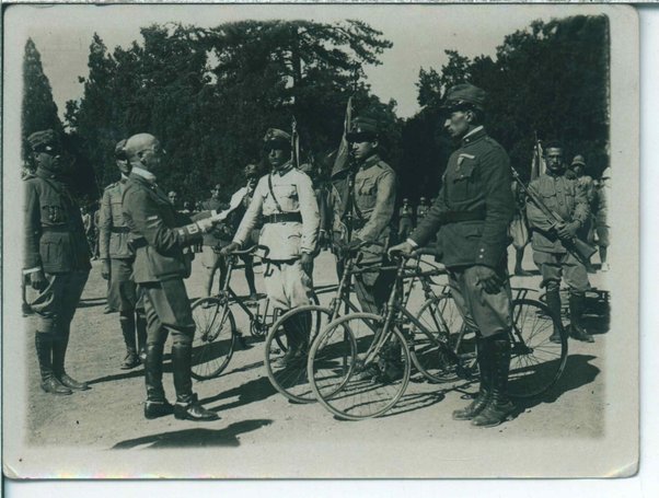 Fotogarafia di Gabriele D'Annunzio e l'VIII Ciclisti
