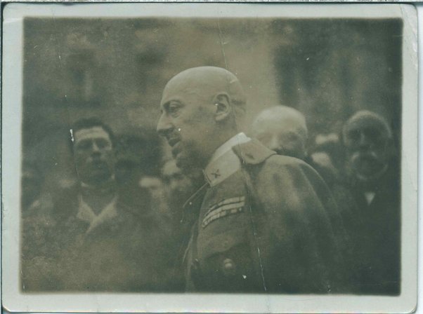 Fotografia di Gabriele D'Annunzio al funerale di Scaffidi e Ferri