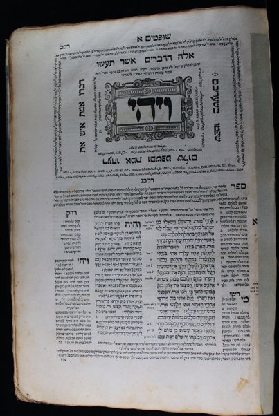 Ḥamishah Ḥumshe Torah Nevi'im Ri'shonim Nevi'im Aḥaronim Ketuvim : … asher nidpas rishonah be-vet ha-Bombergi … ‘im targum masorah gedolah u-ḳetanah u-ferushim ṿe-diḳduḳim rabim …