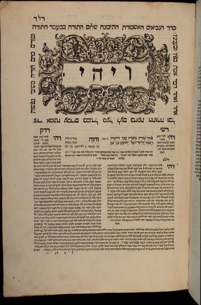 ... Ha-ʻEśrim ṿe-arbaʻ gadol ... : ... ṿe-eleh hem peraṭe ha-devarim nitkenu lo ... rishon. ha-ḥumash ʻim targum peru. Rashi ṿe-I.ʻE. u-parperaʼo. mi-Baʻal ha-Ṭurim : ṿeha-Neviʼi. ha-rishonim ʻim pe. Rashi ṿe-Ḳimḥi ṿe-Ralbag ṿe-rabenu Yeshaʻyah : ṿeha-Neviʼim ha-aḥaronim ʻim pe. Rashi ṿe-Kimḥi : ṿeha-Ketuvim talim ʻim pe Rashi ṿe-I. ʻE. Mishle ʻim peru. Rashi ṿe-Ralbag : ʼIyov ʻim pe. ʼIbn ʻEzra ṿe-Ralbag : Daniyel ʻim pe. I. ʻE. ṿe-rabenu Seʻadyah Gaʼon : ʻEzra ʻim pe. Rashi ṿe-ʻim pe. R. Mosheh Ḳimḥi : Divre ha-yamim ʻim pe. Rashi ṿe-Radaḳ : ḥamesh megilo. ʻim pe. Rashi ṿe-I. ʻE. : ṿeha-miḳraʼo. meturgamim menuḳadi. u-muṭʻamim ṿe-nimsarim ʻal pi darkhe ha-sofrim ḳadmonenu anshe Keneset ha-gedolah ṿeha-sofrim ha-baʼim aḥarehem ...